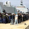 Người di cư trái phép được đưa tới căn cứ hải quân ở Tripoli, sau khi được cứu trên biển. (Nguồn: THX/TTXVN)