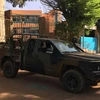 Lực lượng an ninh Burkina Faso gác bên ngoài trụ sở lực lượng vũ trang ở thủ đô Ouagadougou sau vụ tấn công khủng bố. (Nguồn: AP/TTXVN)