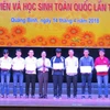 Chín thí sinh xuất sắc vinh dự được nhận Bằng khen của Bộ Giáo dục và Đào tạo. (Ảnh: Võ Dung/TTXVN)