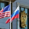 Quốc kỳ Mỹ (trái) và quốc kỳ Nga. (Nguồn: AFP/TTXVN)