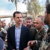 Tổng thống Syria Bashar al-Assad (giữa) thị sát mặt trận ở Đông Ghouta ngày 18/3. (Nguồn: THX/TTXVN)