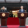  Tổng thống Hàn Quốc Moon Jae-in và nhà lãnh đạo Triều Tiên Kim Jong-un trong cuộc buổi họp báo về tuyên bố chung Panmunjom. (Nguồn: Yonhap/TTXVN)