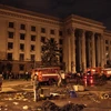 Lính cứu hỏa nỗ lực dập lửa cháy tại tòa nhà Công đoàn ở Odessa tối 2/5/2014. (Nguồn: AFP/TTXVN)