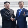 Tổng thống Hàn Quốc Moon Jae-in (ảnh, phải) và nhà lãnh đạo Triều Tiên Kim Jong-un (ảnh, trái) tại làng đình chiến Panmunjom thuộc khu phi quân sự (DMZ). (Nguồn: EPA- EFE/TTXVN)
