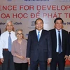 Thủ tướng Nguyễn Xuân Phúc với cán bộ Trung tâm quốc tế Khoa học và Giáo dục liên ngành (ICISE). (Ảnh: Thống Nhất/TTXVN)