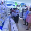 Người tiêu dùng chọn điều hòa tại siêu thị. (Ảnh minh họa. Mạnh Minh/TTXVN)