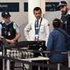 Cảnh sát kiểm tra an ninh tại sân bay Sydney, Australia. (Nguồn: AFP/TTXVN)