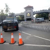 Xe quân sự Indonesia được triển khai tới hiện trường vụ bạo loạn tại nhà tù ở Depok ngày 9/5. (Nguồn: THX/TTXVN)
