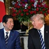  Tổng thống Donald Trump (phải) và Thủ tướng Shinzo Abe (trái) trong cuộc gặp tại Palm Beach, Florida, Mỹ ngày 17/4. AFP/TTXVN.