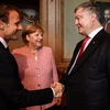Cuộc họp ba bên của Tổng thống Pháp Emmanuel Macron (trái) và Tổng thống Ukraine Petro Poroshenko (phải) và Thủ tướng Đức Angela Merkel (giữa). (Nguồn: Unian)