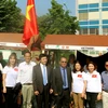 Đại sứ Việt Nam tại Sec Hồ Minh Tuấn (sơmi trắng, càvạt xanh) và các cán bộ Đại sứ quán tại quầy ẩm thực Việt Nam. (Ảnh: Trần Quang Vinh/TTXVN)