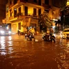 Nhiều tuyến phố ở Hà Nội ''thất thủ'' sau trận mưa lớn nhất từ đầu năm
