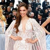 Mỹ nhân Bollywood diện váy cưới tại Cannes, lấn át dàn siêu mẫu 
