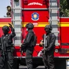 Cảnh sát gác tại hiện trường vụ nổ ở Đông Java, Indonesia ngày 13/5. (Nguồn: AFP/TTXVN)