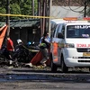 Cảnh sát Indonesia chuyển thi thể nạn nhân tại hiện trường vụ nổ bom ở Đông Java ngày 13/5. (Nguồn: EPA-EFE/TTXVN)