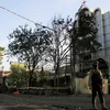 Cảnh sát Indonesia gác tại tại hiện trường vụ nổ bom ở Đông Java ngày 13/5. (Nguồn: EPA-EFE/TTXVN)