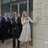 Bộ trưởng Tài chính Mỹ Steve Mnuchin (giữa, trái) và con gái Tổng thống Mỹ, cô Ivanka Trump (phải) chính thức khai trương Đại sứ quán Mỹ tại Jerusalem ngày 14/5. (Nguồn: AFP/TTXVN)