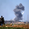 Khói bốc lên từ hiện trường một vụ không kích của Israel tại khu vực quân sự của Hamas ở Beit Lahia, gần biên giới Israel và dải Gaza ngày 14/5. (Nguồn: AFP/TTXVN)