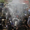 Người dân giải nhiệt tại hệ thống ống cấp nước trong tiết trời nắng nóng ở Karachi, Pakistan ngày 22/5. (Nguồn: AFP/TTXVN)