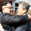 Tổng thống Hàn Quốc Moon Jae-in (phải) và nhà lãnh đạo Triều Tiên Kim Jong-un trong cuộc gặp bất ngờ tại làng đình chiến Panmunjom ngày 26/5. (Nguồn: AFP/TTXVN)