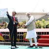 Thủ tướng Ấn Độ Narendra Modi (phải) và Tổng thống nước chủ nhà Joko Widodo thả diều tại Jakarta. (Nguồn: Reuters)