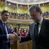 Thủ tướng bị phế truất Mariano Rajoy (phải) và tân Thủ tướng Pedro Sanchez sau phiên bỏ phiếu bất tín nhiệm của Quốc hội ở Madrid ngày 1/6. (Nguồn: AFP/TTXVN)