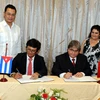 Tổng giám đốc VTV Trần Bình Minh và Chủ tịch Viện Phát thanh-Truyền hình Cuba Alfonso Noya ký thỏa thuận hợp tác. (Ảnh: Vũ Lê Hà/TTXVN)