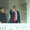 Hai nhà lãnh đạo Donald Trump và Kim Jong-un vẫy chào các phóng viên. (Nguồn: NBC)