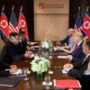 Tổng thống Mỹ Donald Trump (thứ 3, phải) và nhà lãnh đạo Triều Tiên Kim Jong-un (thứ 2, trái) tại cuộc hội đàm ở Sentosa, Singapore ngày 12/6. (Nguồn: AFP/TTXVN)