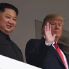 Tổng thống Mỹ Donald Trump (phải) sau cuộc hội đàm riêng với nhà lãnh đạo Triều Tiên Kim Jong-un (trái) tại Sentosa, Singapore ngày 12/6. (Nguồn: AFP/TTXVN)