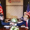 Tổng thống Mỹ Donald Trump (phải) hội đàm với nhà lãnh đạo Triều Tiên Kim Jong-un (trái) tại Sentosa, Singapore ngày 12/6. (Nguồn: EPA/TTXVN)