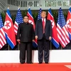 Tổng thống Mỹ Donald Trump (phải) và nhà lãnh đạo Triều Tiên Kim Jong-un tại cuộc gặp thượng đỉnh Mỹ-Triều ở Singapore ngày 12/6. (Ảnh: Yonhap/TTXVN)