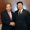 Thủ tướng Nguyễn Xuân Phúc gặp Thủ tướng Lào Thongloun Sisoulith. Ảnh: Thống Nhất -TTXVN .