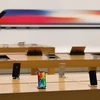 Điện thoại iPhone X của Apple được bày bán tại cửa hàng ở San Francisco, California, Mỹ. (Nguồn: AFP/TTXVN)