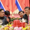 Chủ tịch Trung Quốc Tập Cận Bình (phải, phía trước) và nhà lãnh đạo Triều Tiên Kim Jong-un (trái, phía trước) trong cuộc gặp tại Bắc Kinh, Trung Quốc ngày 28/3. (Nguồn: Ảnh: EPA/TTXVN)