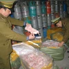 Lực lượng Quản lý thị trường Lạng Sơn kiểm tra số nầm lợn nhập lậu bị thu giữ. (Ảnh: Quang Duy/TTXVN)