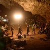 Lực lượng cứu hộ nỗ lực tìm kiếm đội bóng thiếu niên mất tích trong hang động ở tỉnh Chiang Rai, Thái Lan ngày 26/6. (Ảnh: THX/TTXVN)