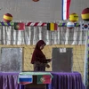Cử tri bỏ phiếu trong cuộc bầu cử địa phương tại một điểm bầu cử ở Surabaya, Tây Java, Indonesia ngày 27/6. (Nguồn: Ảnh: AFP/TTXVN)