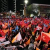 Những người ủng hộ Tổng thống Thổ Nhĩ Kỳ Recep Tayyip Erdogan tập trung mừng chiến thắng bên ngoài trụ sở Đảng AKP ở Ankara ngày 24/6. (Nguồn: THX/TTXVN)