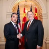 Ông Vương Nghị (trái) và ông Mike Pompeo. (Nguồn: fmprc.gov.cn)