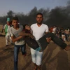 Chuyển người biểu tình Palestine bị thương trong cuộc xung đột với binh sỹ Israel tại khu vực biên giới Dải Gaza-Israel ngày 25/5. (Nguồn: THX/TTXVN)