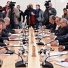 Ngoại trưởng Nga Sergei Lavrov (trái) và Trưởng đoàn đàm phán đại diện cho phe đối lập Syria Nasr Al-Hariri (thứ 2, phải) trong cuộc gặp tại Moskva ngày 22/1. (Nguồn: AFP/TTXVN)
