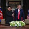 Ông Kim Jong-un và ông Donald Trump sau lễ ký kết văn kiện. (Nguồn: Straits Time)
