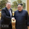 Ảnh tư liệu: Ngoại trưởng Mỹ Mike Pompeo (trái) và nhà lãnh đạo Triều Tiên Kim Jong-un trong cuộc gặp tại Bình Nhưỡng ngày 9/5. (Nguồn: THX/TTXVN)