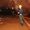 Lực lượng cứu hộ chuyển thiết bị vào hang Tham Luang để giải cứu đội bóng thiếu niên ngày 6/7. (Nguồn: EPA-EFE/TTXVN)