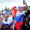 Niềm vui của các cổ động viên Nga sau trận đấu Nga-Tây Ban Nha ở vòng 1/8 World Cup 2018 ngày 1/7. (Ảnh: AFP/TTXVN)