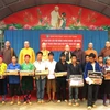 Lãnh đạo Giáo hội Phật giáo Việt Nam trao quà cho người dân xã Lùng Tám, bị thiệt hại nặng nề do mưa lũ gây ra. (Ảnh: Minh Tâm/TTXVN)