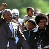 Cố Tổng thống Nam Phi Nelson Mandela và vợ. (Nguồn: Reuters)