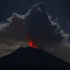 Núi lửa Agung trên đảo Bali phun tro bụi ngày 29/6. (Ảnh: EPA/TTXVN)