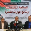 Thủ lĩnh của phong trào Hồi giáo Hamas ở Palestine Khalil al-Hayya (giữa) và người phát ngôn của phong trào này Fawzi Barhoum (phải) tại cuộc họp báo ở Dải Gaza ngày 27/7/2017. (Ảnh: AFP/TTXVN)